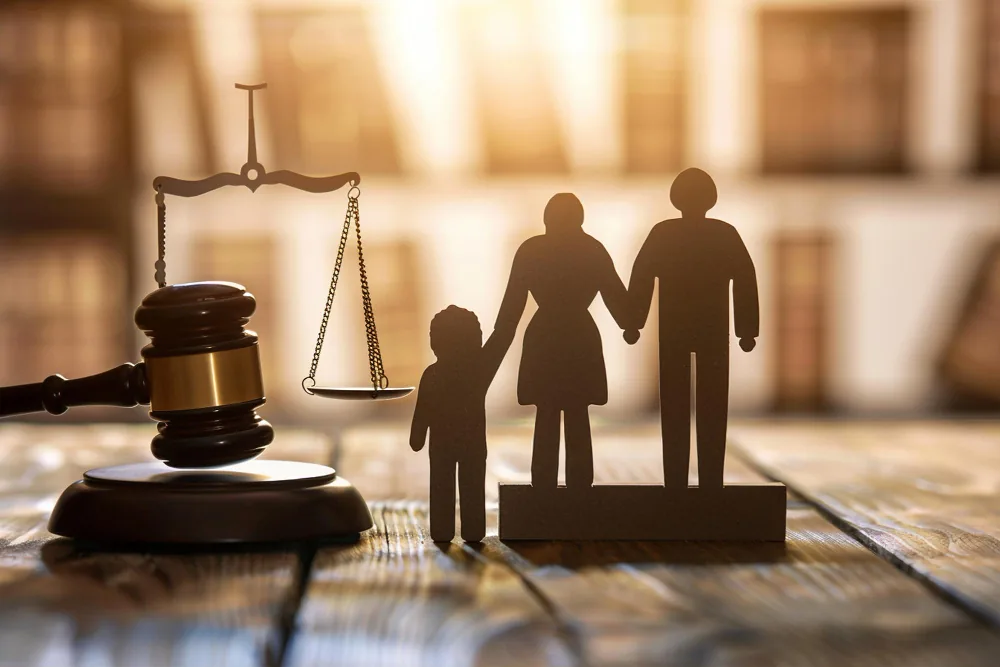 Hakim tokmağı, adalet terazisi ve aile silüeti